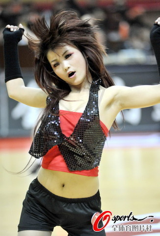 <em>美女</em>宝贝全<em>露胸热舞</em>-cba篮球宝贝不雅照