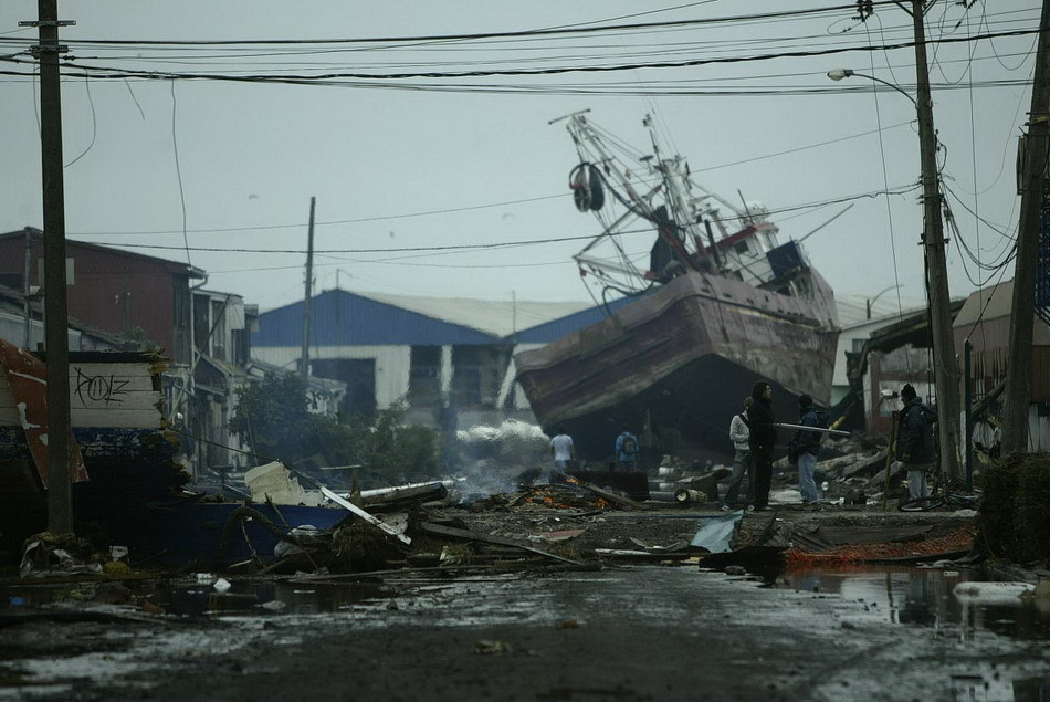 2月28日，在智利中部港口城市塔尔卡瓦诺，一艘船只被巨浪冲进街道。