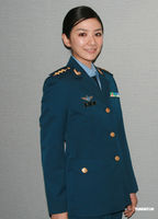 穿上正统的空军女上尉军服