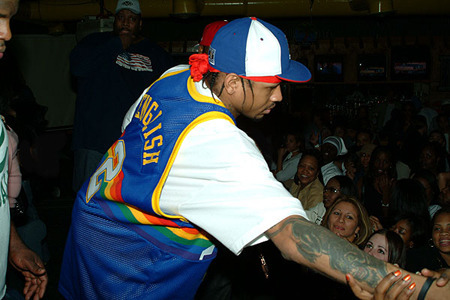 组图:艾弗森乱穿球衣 答案钟情复古风