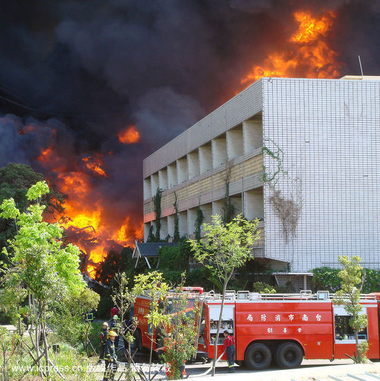 地震导致台南纺织厂发生大火，消防人员在进行灭火。