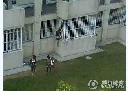 最牛<em>女生</em>攀爬男生宿舍_教育_腾讯网