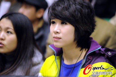 组图: 山东VS广东  观众席惊现山寨郁可唯_篮球