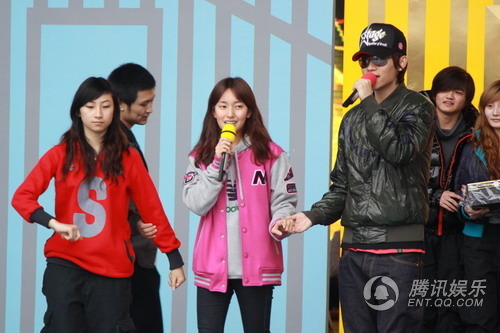 湖南卫视跨年演唱会31日上演 众星冒雨彩排