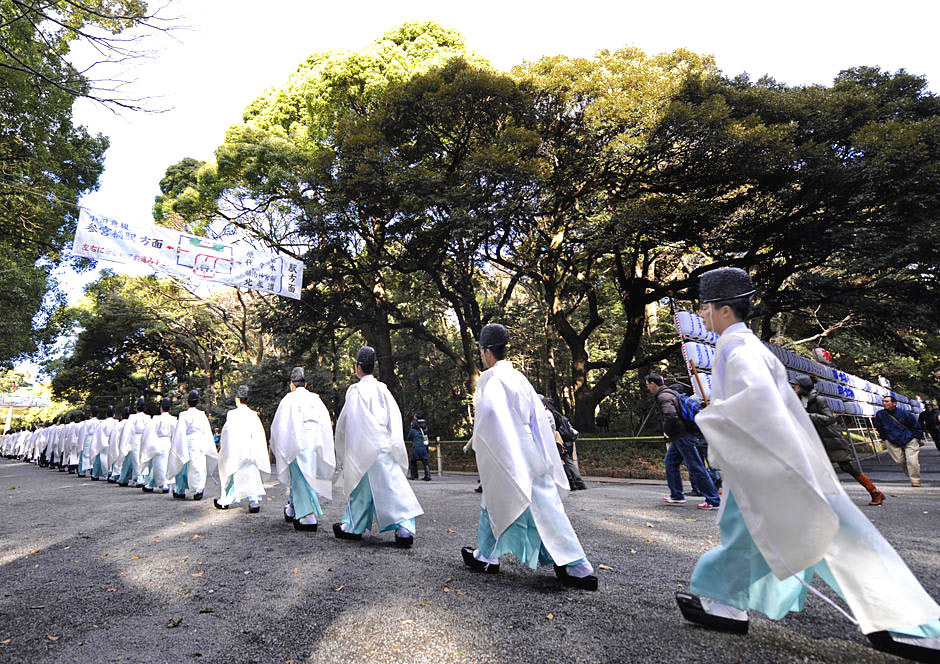 12月31日，日本东京，神道教的教室正在列队进入神社，准备参加一年一度的新年祈福活动。