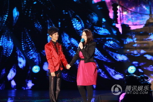 组图:湖南卫视跨年演唱会 张杰谢娜拥抱跨年_