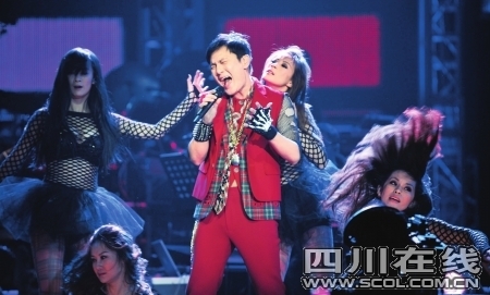 张信哲歌声伴成都跨年 20年经典点燃全场(图)_张