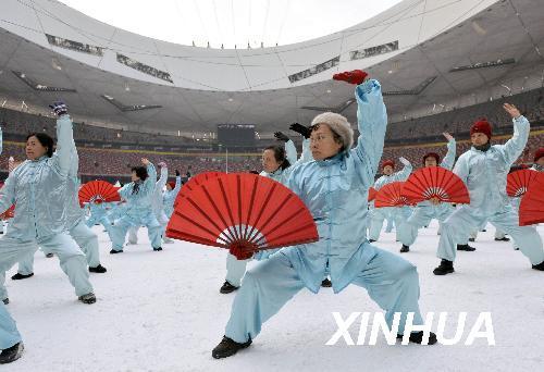 组图:鸟巢变身冰雪世界 2010人齐舞功夫扇