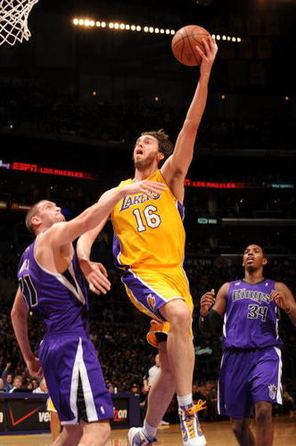 组图:科比三分绝杀 湖人险胜国王获两连胜_篮
