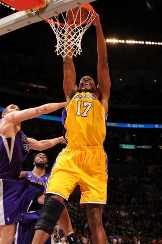 组图:科比三分绝杀 湖人险胜国王获两连胜_篮