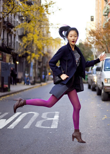 紫色丝袜点亮整体造型的同时平添了一股动感活