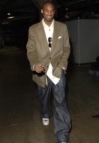 科比秀天价时尚先生装备 帅气扮相显型男本色