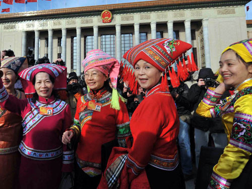 衣:广西壮族女代表鲜艳的服饰。