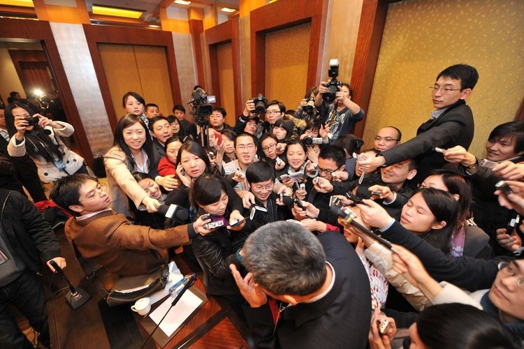 高清图:央行副行长苏宁被美女记者围攻