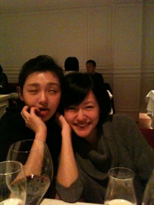 小s再秀宝贝女儿可爱照 母女大玩亲亲【图】