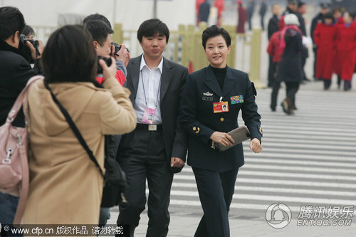 宋祖英参加两会遭围堵 左右躲闪仍难觅“出路”