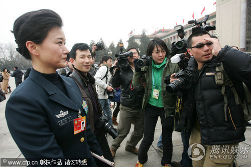 宋祖英参加两会遭围堵 左右躲闪仍难觅“出路”