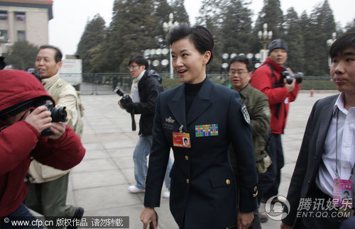 宋祖英参加两会遭围堵 左右躲闪仍难觅“出路”