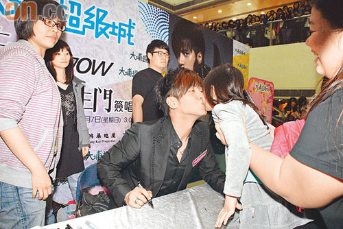 罗志祥袭港办签唱场面虚密