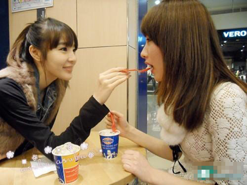 80后一对超人气<em>姐妹花</em>pk<em>重庆</em>最美<em>双胞胎</em>姐妹