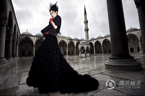 小宋佳杂志写真 时尚艳装尽显奢华高贵【图】