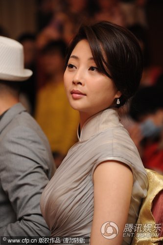 殷桃旗袍装扮丰满富态佩戴奢华首饰显阔太气质