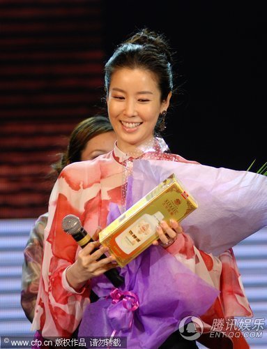 雪七李泰兰签售写真 向粉丝展露灿烂微笑