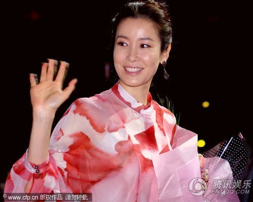 雪七李泰兰签售写真 向粉丝展露灿烂微笑