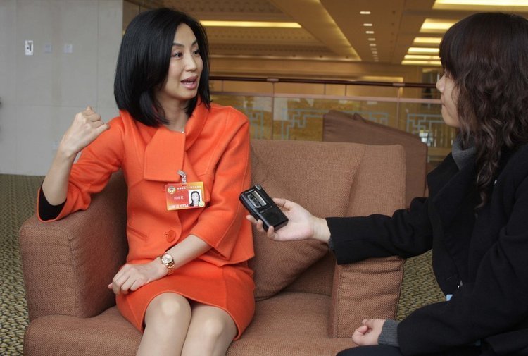 出席全国政协十一届三次会议的刘迎霞委员在驻地接受记者采访。摄影:张居生/CFP 版权图片,请勿转载 (图1)