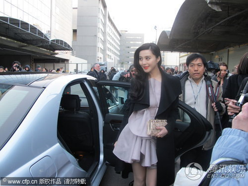 范冰冰巴黎亮相电晕影迷 零度露腿要美姿【图】