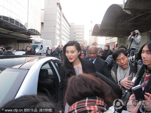 范冰冰巴黎亮相电晕影迷 零度露腿要美姿【图】