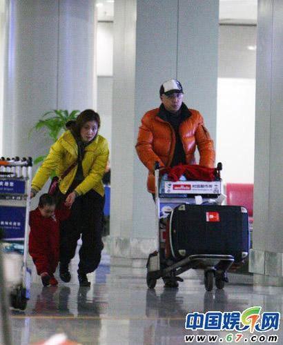 陶虹徐峥一家三口现身机场 1岁女儿样貌曝光