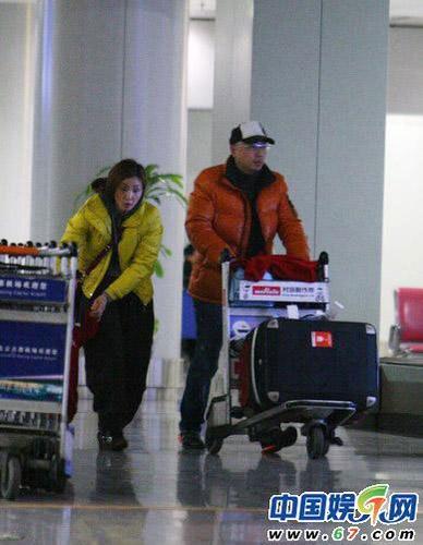 陶虹徐峥一家三口现身机场 1岁女儿样貌曝光