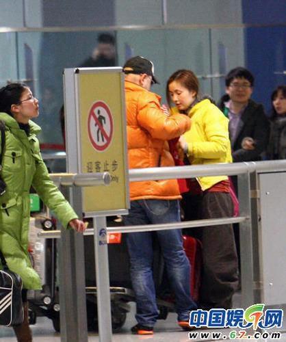 陶虹徐峥一家三口现身机场 1岁女儿样貌曝光