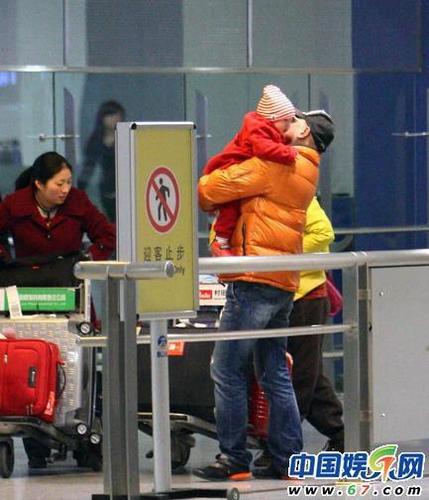 陶虹徐峥一家三口现身机场 1岁女儿样貌曝光