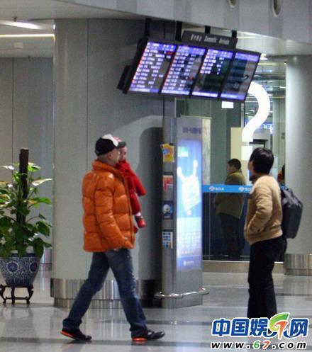 陶虹徐峥一家三口现身机场 1岁女儿样貌曝光