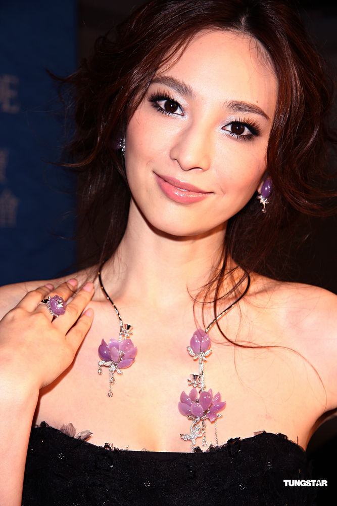 高清：吴佩慈化身艺术大使 展演“莲花”珠宝【图】