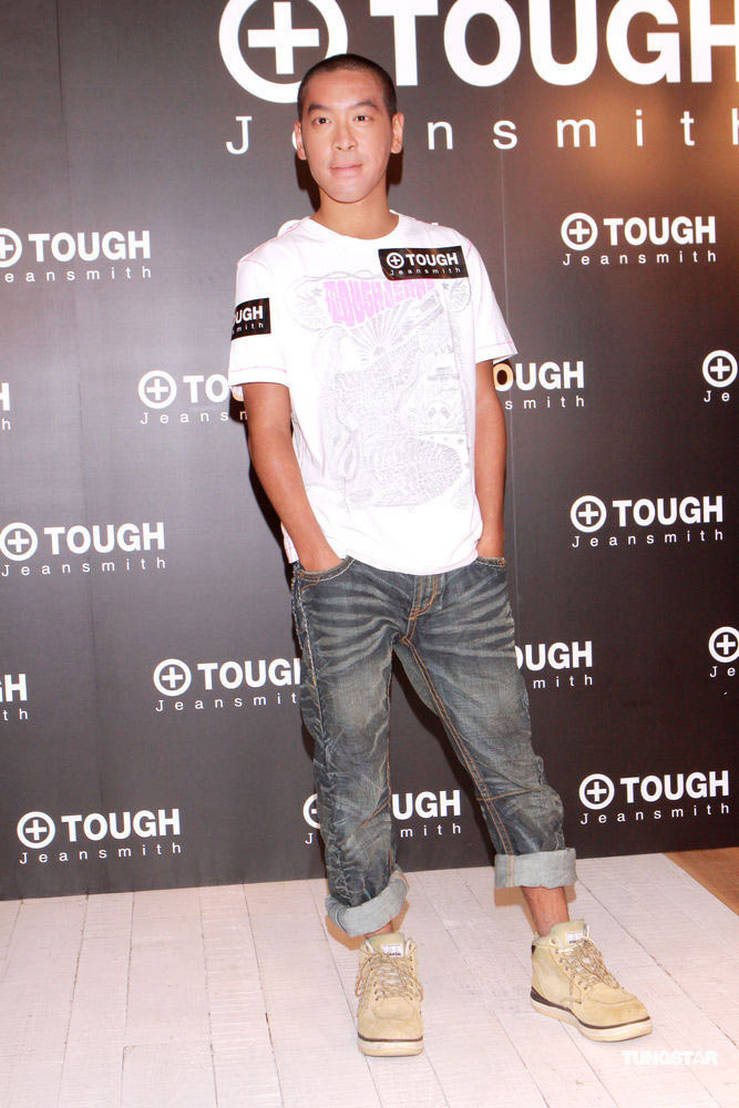 高清：麦浚龙接过阿娇代言棒 肉背上签代言合约【图】