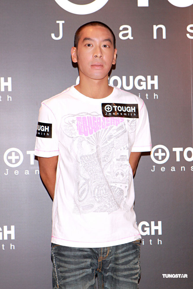 高清：麦浚龙接过阿娇代言棒 肉背上签代言合约【图】