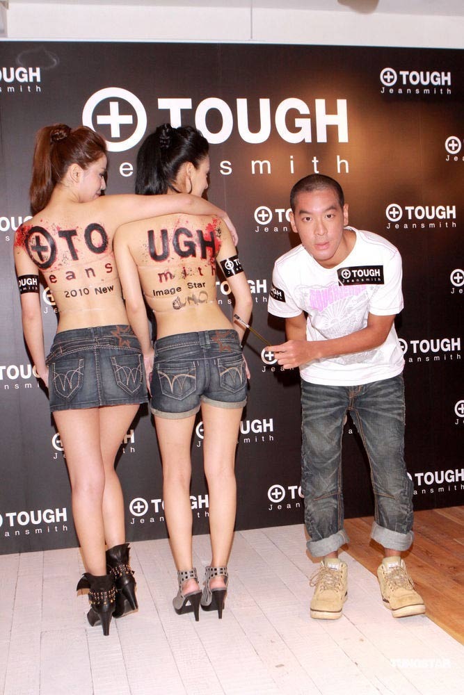 高清：麦浚龙接过阿娇代言棒 肉背上签代言合约【图】