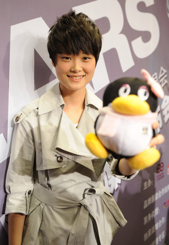 李宇春南京个唱穿裙玩摇滚 否认自立门户当老板