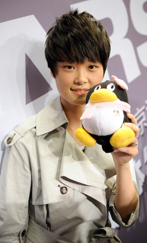 李宇春南京个唱穿裙玩摇滚 否认自立门户当老板