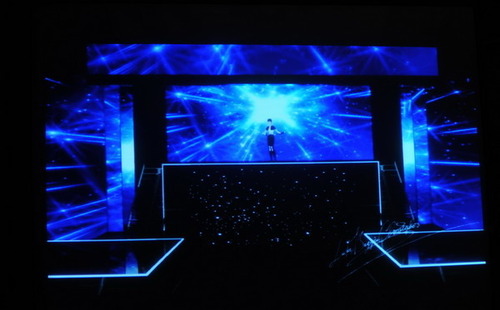 李宇春南京个唱穿裙玩摇滚 否认自立门户当老板