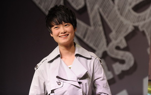 李宇春南京个唱穿裙玩摇滚 否认自立门户当老板