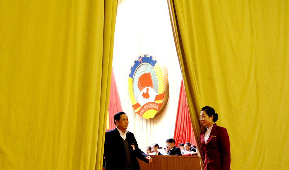 全国政协十一届三次会议第二次全体会议在北京人民大会堂举行,主席台