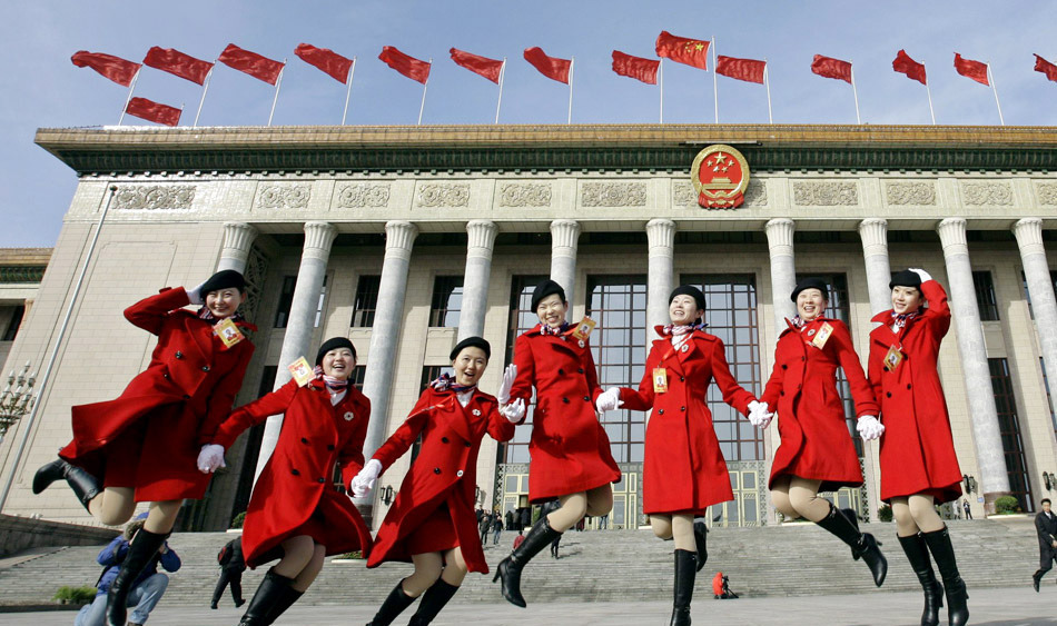 高清:两会特写 美丽服务员