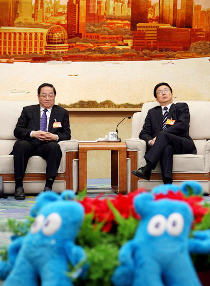 2010年3月8日,上海市市委书记俞正声(左)和上