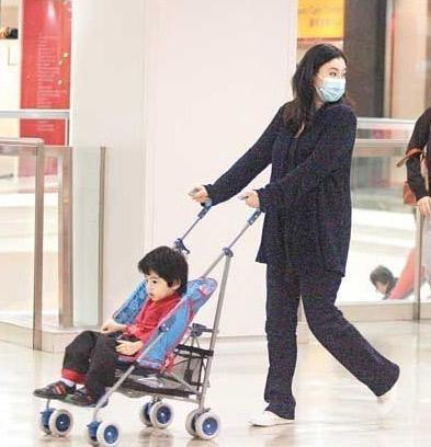 张柏芝挺大肚照顾lucas 资助父亲开公司【图】