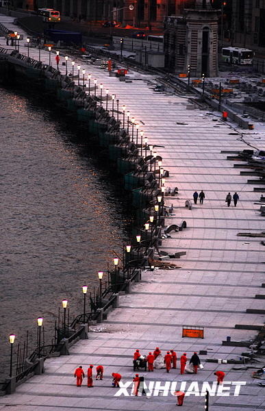 组图:新外滩开始夜景灯光调试 本月底将开放