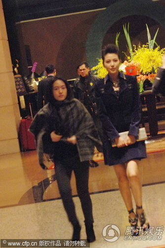 高圆圆拿gucci包显阔气 穿短裙上车怕走光【图】